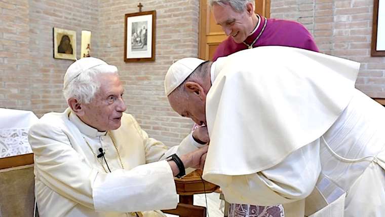 La noticia falsa sobre la muerte de Benedicto XVI y la información ‘chatarra’